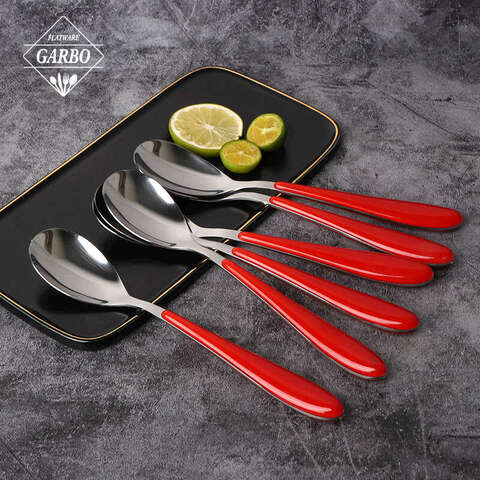 Cucharas de acero inoxidable con cuerpo de color plateado más vendidas con mango de plástico rojo brillante