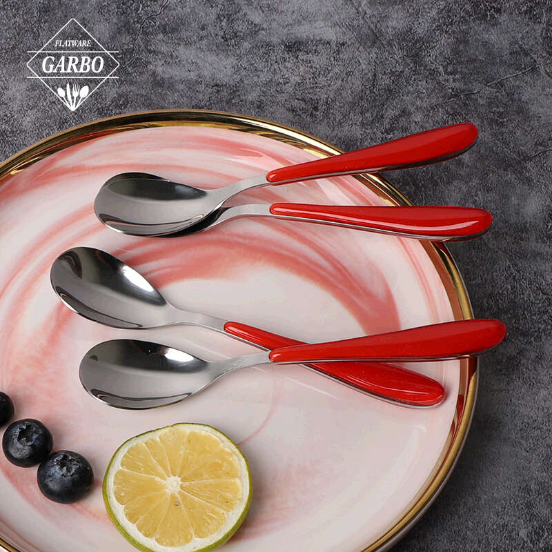 Cucchiai in acciaio inossidabile con corpo color argento più venduti e manico in plastica rosso brillante