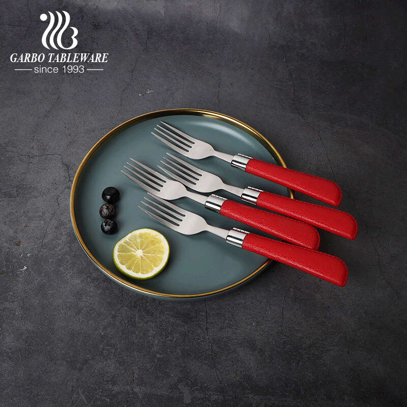 أدوات مائدة رائعة مصنوعة من الفولاذ المقاوم للصدأ مع هيكل فضي بمقبض بلاستيكي أحمر