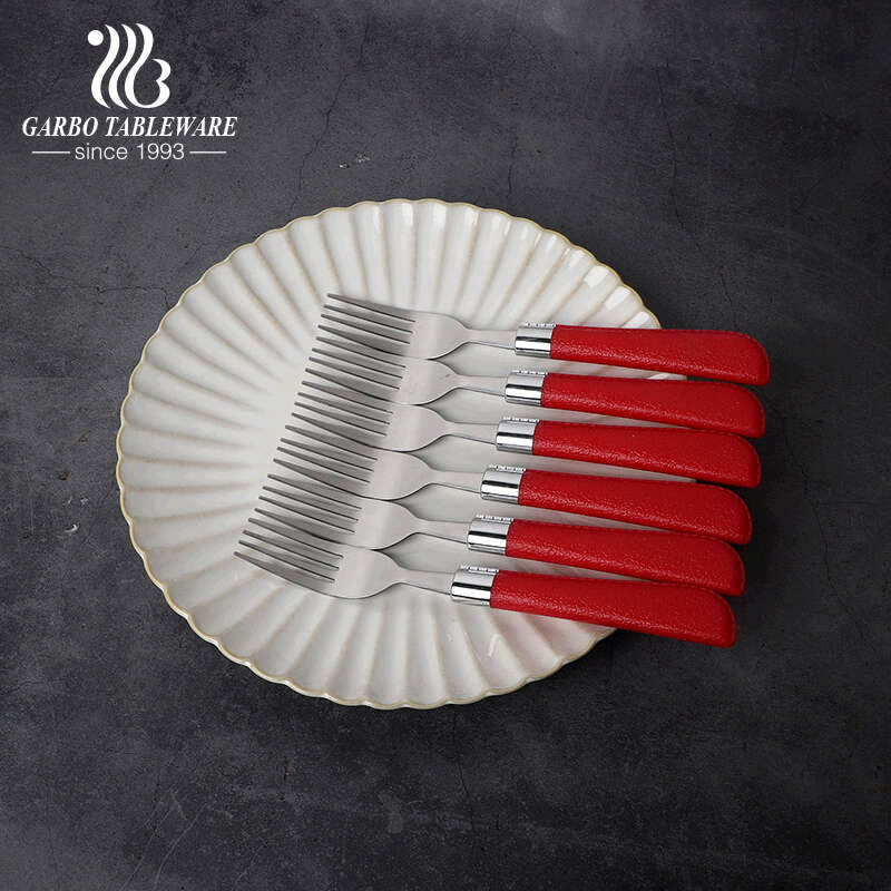 أدوات مائدة رائعة مصنوعة من الفولاذ المقاوم للصدأ مع هيكل فضي بمقبض بلاستيكي أحمر