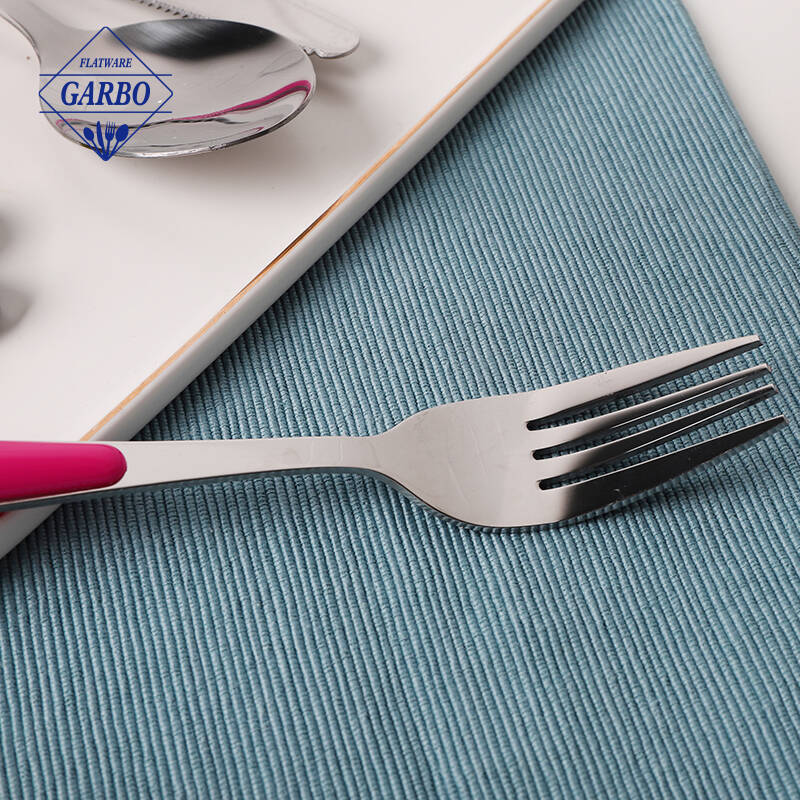 Fourchette à dîner en acier inoxydable de conception de poignée en plastique de couleur rose vente chaude dans un super magasin