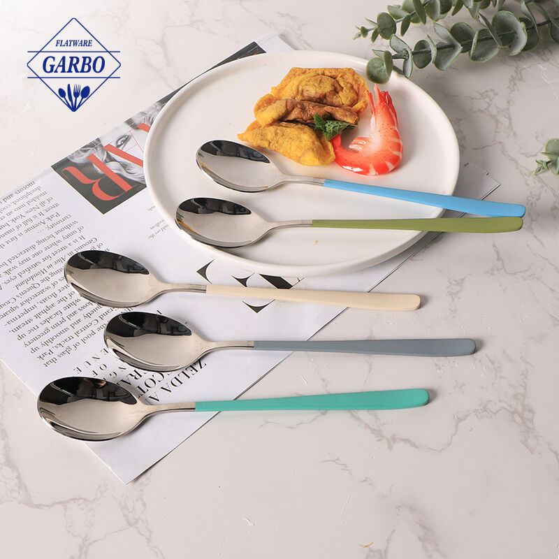 Sendok Makan Stainless Steel Amazon Basics dengan Gagang Berwarna-warni