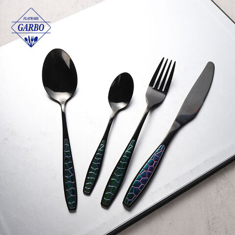 Gagang desain emboss Matt hitam dengan set sendok garpu stainless steel berwarna