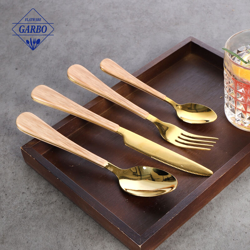 طباعة تصميم خشبي مقبض بلاستيكي طلاء ذهبي مجموعة أدوات المائدة المصنوعة من الفولاذ المقاوم للصدأ