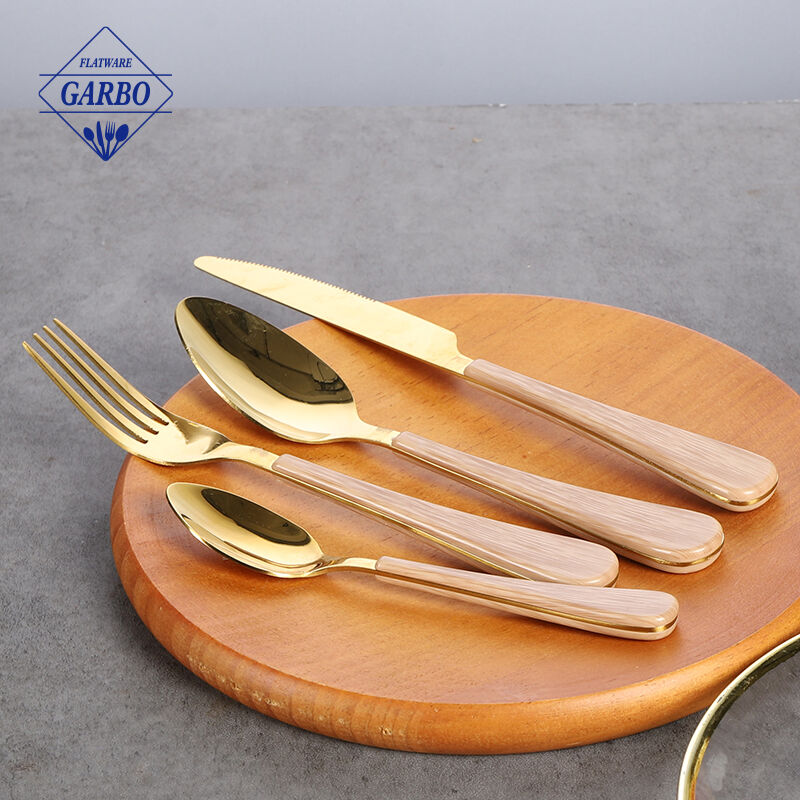 Fabrika doğrudan satış yeni tasarım gül altın çatal bıçak kaşık seti ahşap baskı plastik saplı