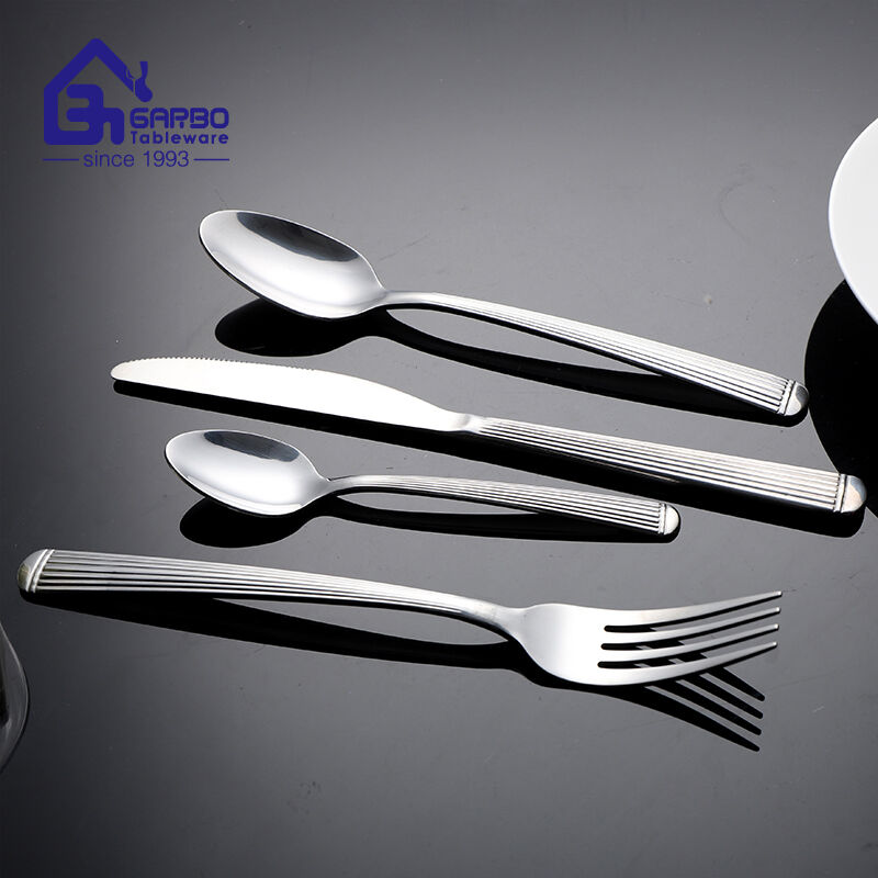 4-piraso na stainless steel na flatware set na may line-engraved pattern handle