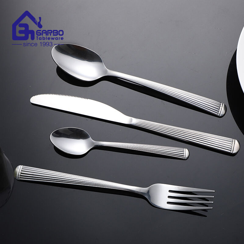 4-piraso na stainless steel na flatware set na may line-engraved pattern handle