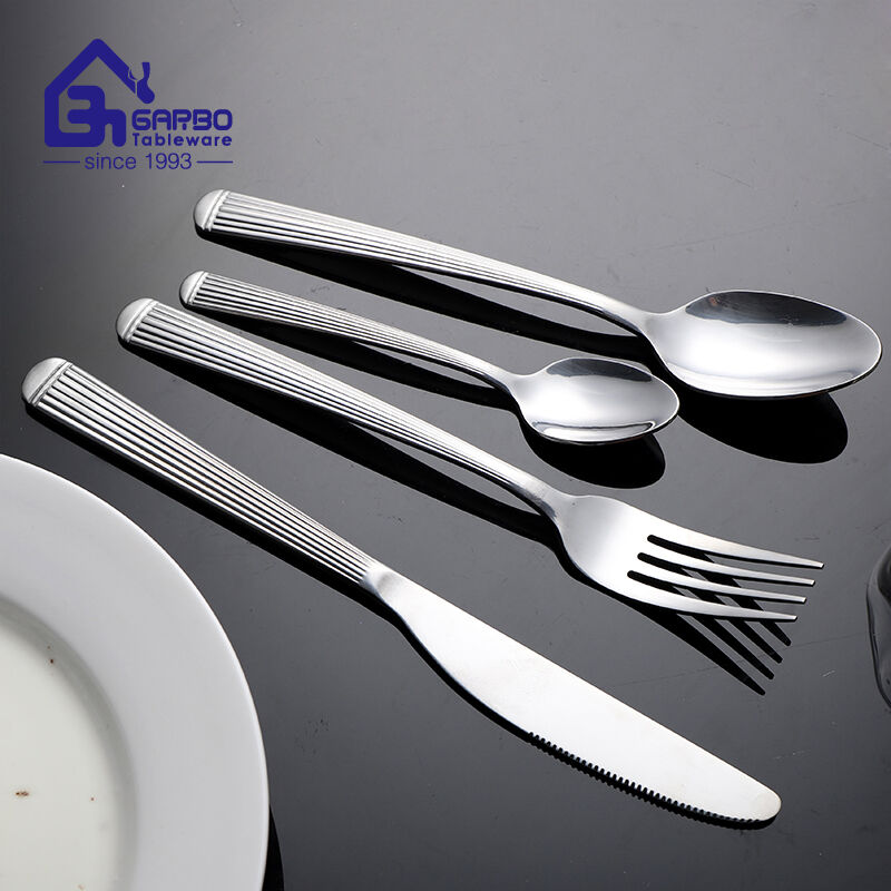 4-piraso na stainless steel na flatware set na may line-engraved pattern handle