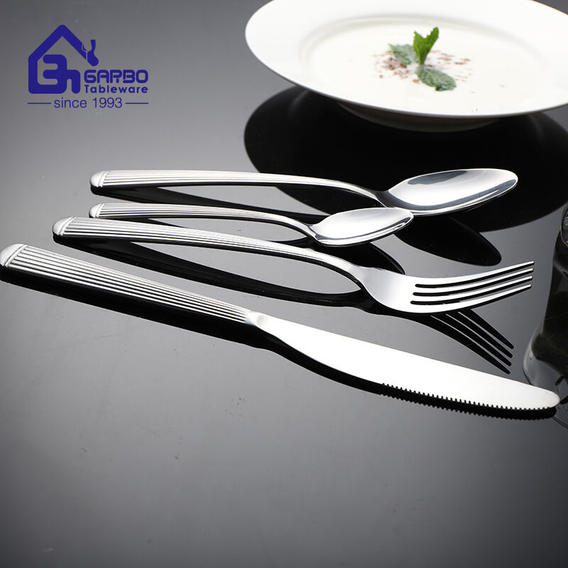 4-piraso na stainless steel na flatware set na may line-engraved pattern handle