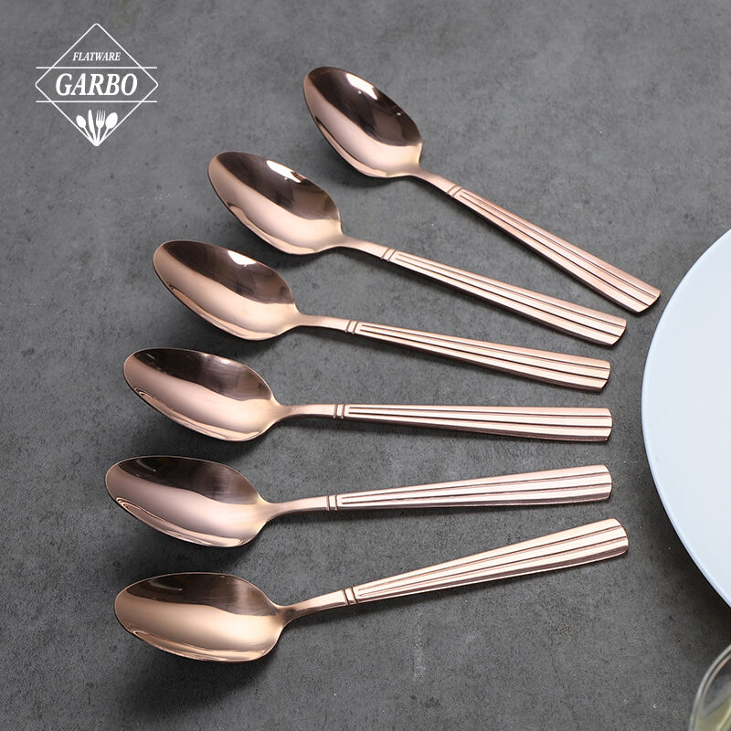 Pinakamabentang rose gold stainless steel dinner spoon na may nakaukit na hawakan