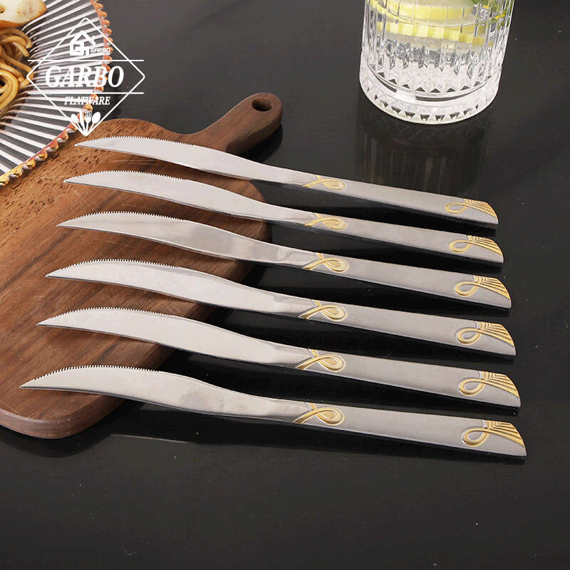 Robusto coltello da tavola in stile mediorientale con manico con motivo inciso