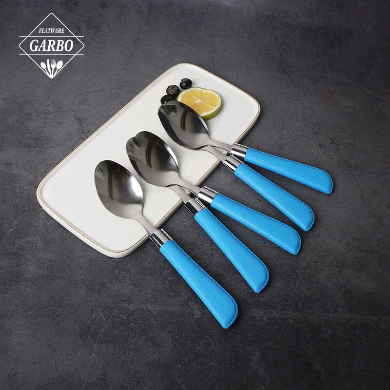 Cucchiaio in acciaio inossidabile con manico in plastica blu da utilizzare per la cena