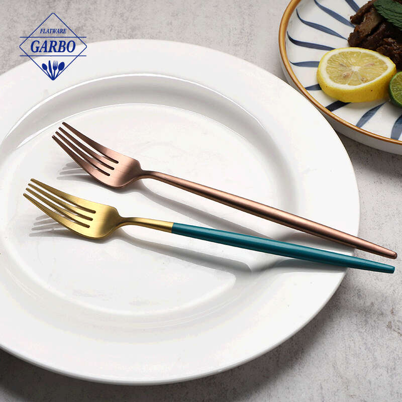 Tenedores de cena dorados, 4 piezas, acero inoxidable resistente, 8.1 ", tenedores de diseño moderno, tenedor de mesa, tenedor de ensalada con borde liso, apto para lavavajillas
