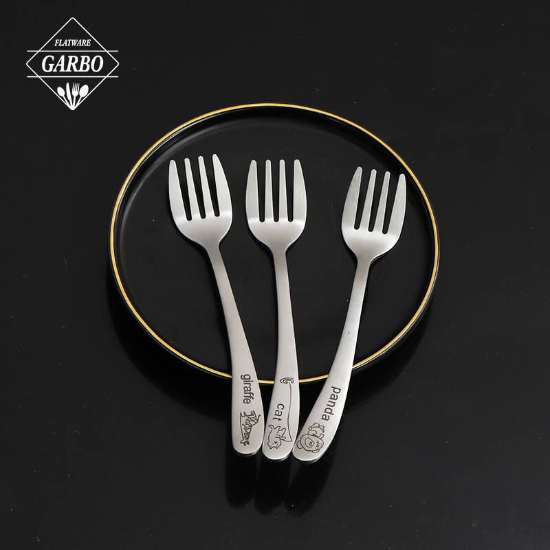 Matt polish curved design handle stainless steel fork na may embossed na disenyo