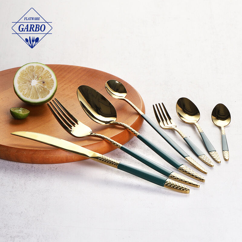 مخزون أدوات مائدة فاخرة من الفولاذ المقاوم للصدأ مع رش باللون الأخضر والطلاء الذهبي