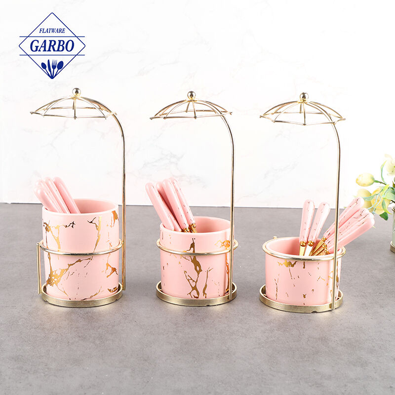 Kulay pink na handle 8pcs kutsarita set na may ceramic cup at stainless steel holder