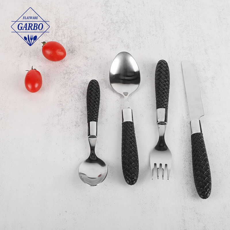 Prix ​​pas cher 410 couteau en acier inoxydable fourchette cuillère ensemble de couverts avec poignée en plastique de couleur noire