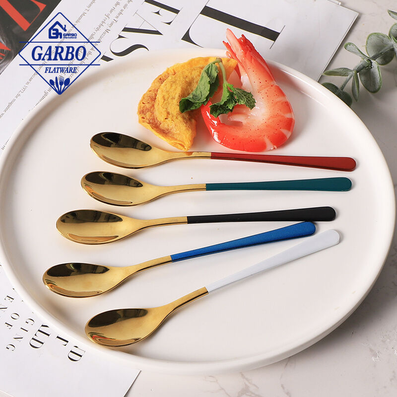 金色不锈钢勺子配不同颜色的喷柄餐具