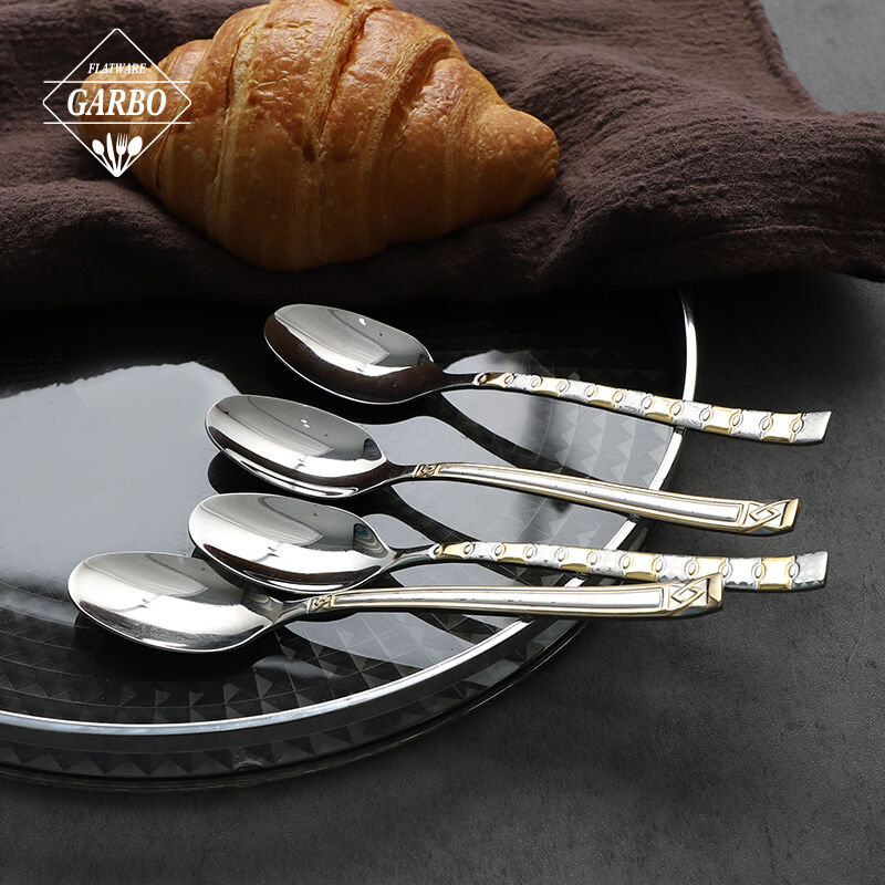 Cuillère à dîner en acier inoxydable avec poignée dorée élégante, parfaite pour les occasions spéciales.