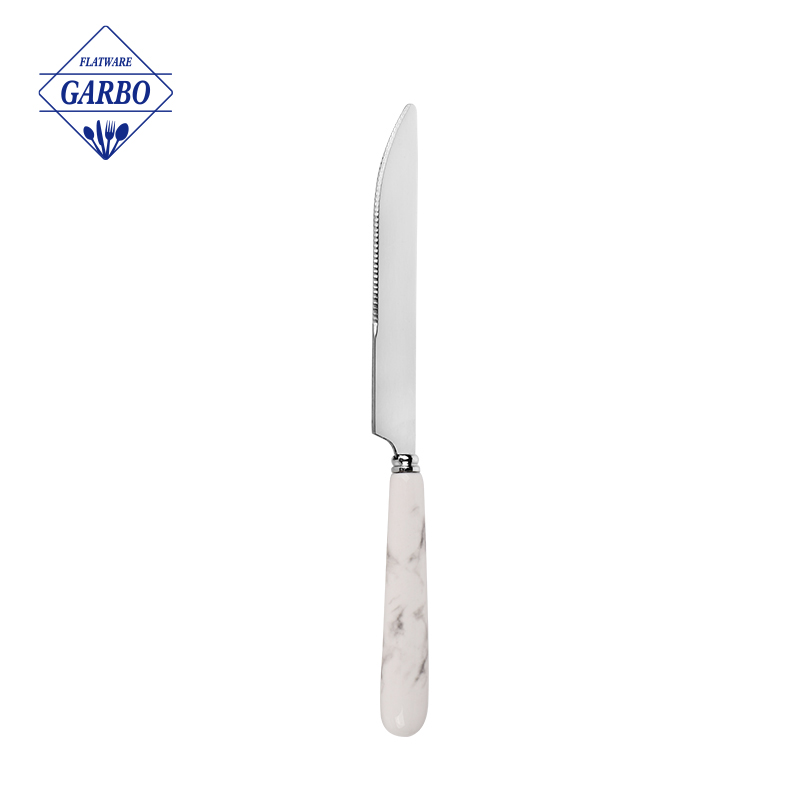 Elegante cuchillo de cena plateado de acero inoxidable con mango de cerámica