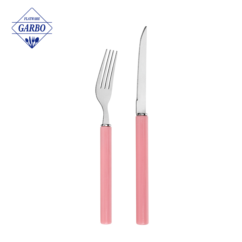 Set di posate in argento con manico in plastica di colore rosa