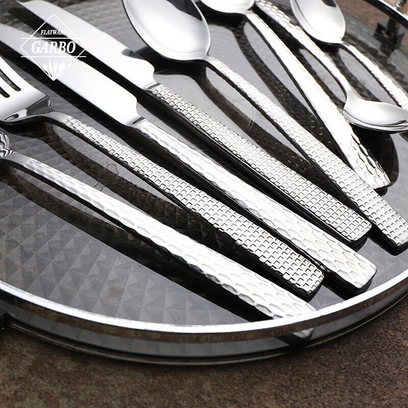 The cutlery factory specially designs hammered stainless steel cutlery for European and American customers.