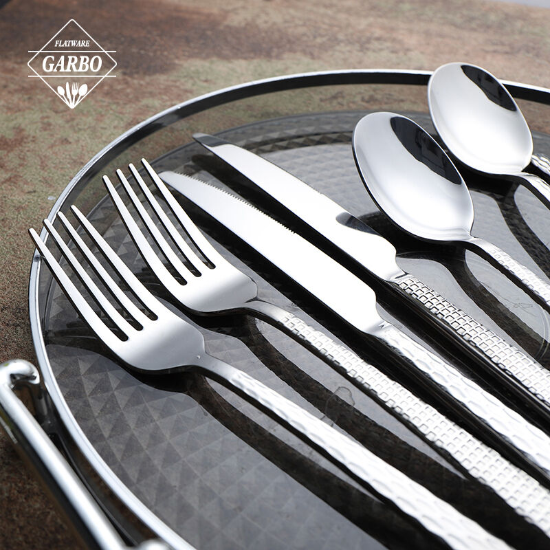 The cutlery factory specially designs hammered stainless steel cutlery for European and American customers.