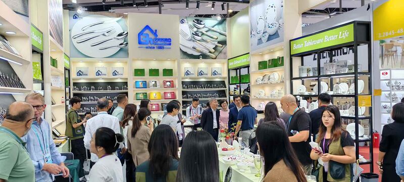 Mayor of Guangzhou Visits Garbo Flatware Booth at 136th Canton Fair