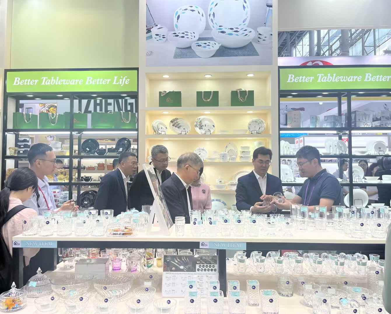 Mayor of Guangzhou Visits Garbo Flatware Booth at 136th Canton Fair