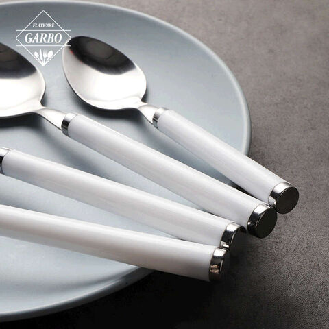 Set Pisau Steak Perak dan Emas Stainless Steel dengan Gagang Putih