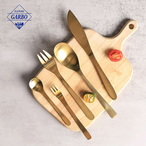 کارد و چنگال دسته فلزی به سبک ژاپنی ست ظروف تخت نفیس از جنس استیل ضد زنگ طلایی که در ظروف آشپزخانه منزل استفاده می شود
