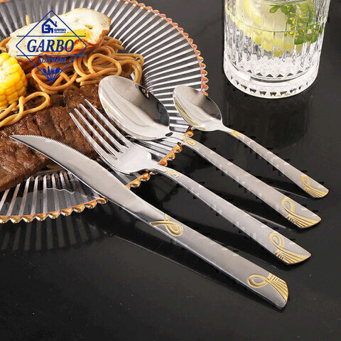Robusto coltello da tavola in stile mediorientale con manico con motivo inciso