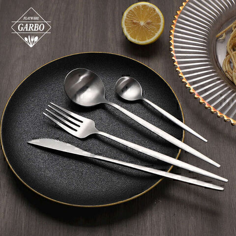 Ensemble de couteau et fourchette et cuillère couleur argent de style portugais