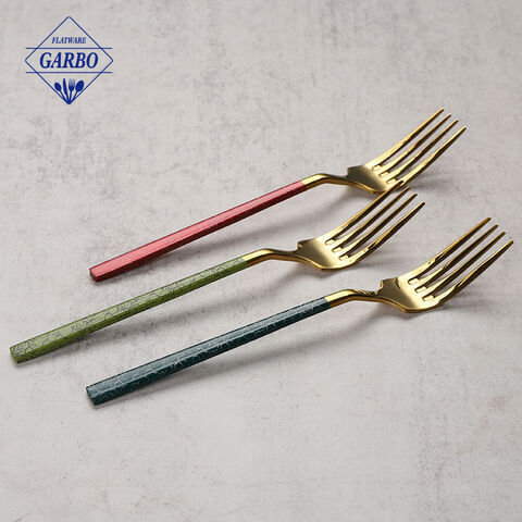 colored dinner fork na may beauty ddesigns handle para sa bahay