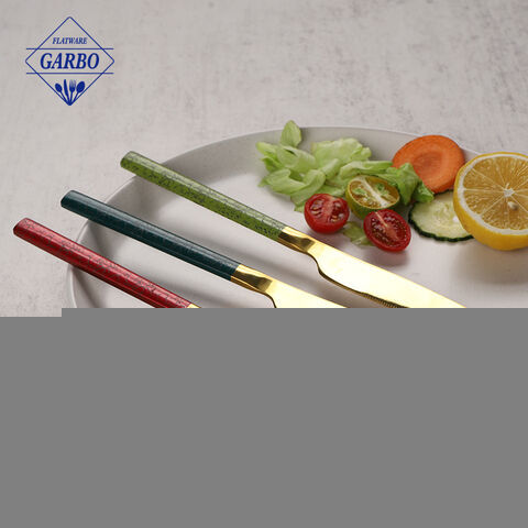 Set sendok garpu stainless steel emas yang aman untuk makanan dengan pegangan warna