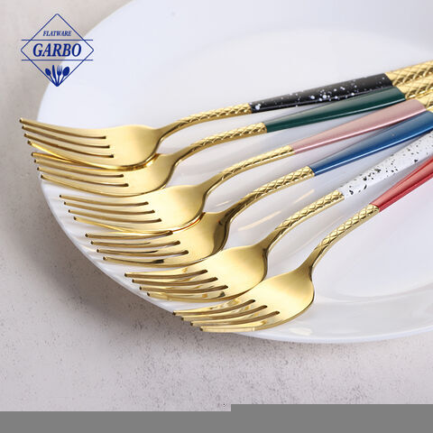 Set sendok garpu stainless steel emas yang aman untuk makanan dengan pegangan warna