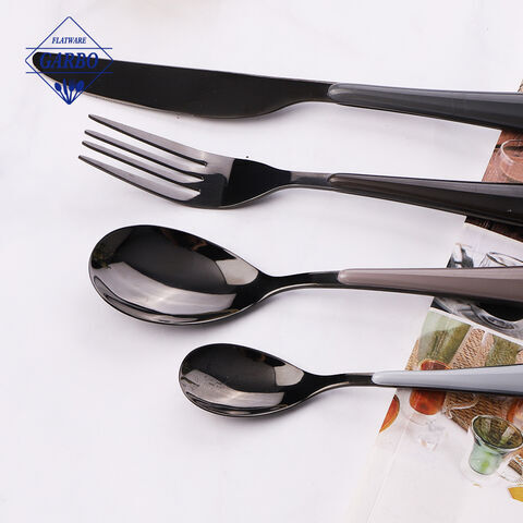 Cucchiaio forchetta coltello da pranzo in PVD nero di fabbricazione cinese con manico in plastica