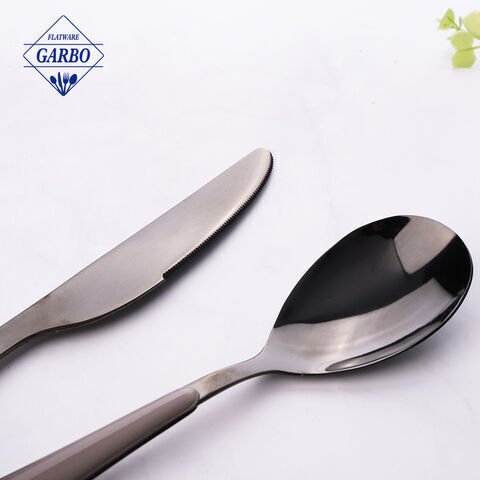 Cuchara de tenedor de cuchillo de cena de PVD negro de fabricación china con mango de plástico