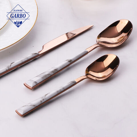 Conjunto de talheres de ouro rosa com talheres de cabo de plástico com design de mármore ABS.