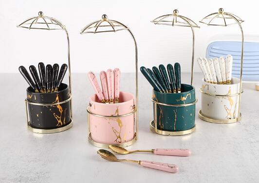 Sharing for the stainless steel flatware of classic design and with high cost performance