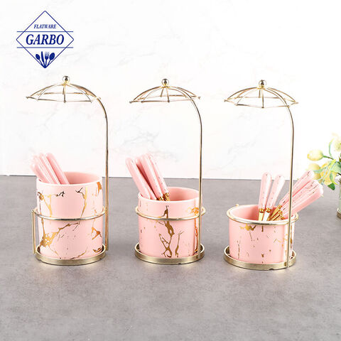 Gagang warna pink Set 8 buah sendok teh dengan cangkir keramik dan dudukan stainless steel