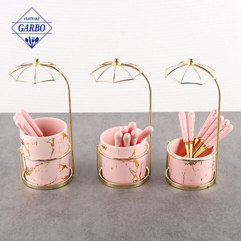 Kulay pink na handle 8pcs kutsarita set na may ceramic cup at stainless steel holder