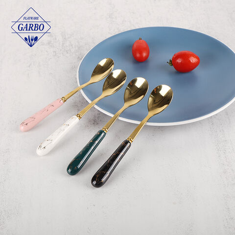 Gagang warna pink Set 8 buah sendok teh dengan cangkir keramik dan dudukan stainless steel