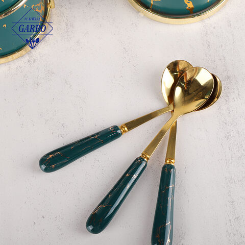 cuchara de café de acero inoxidable chapado en oro con portavasos de cerámica y decoración de paraguas