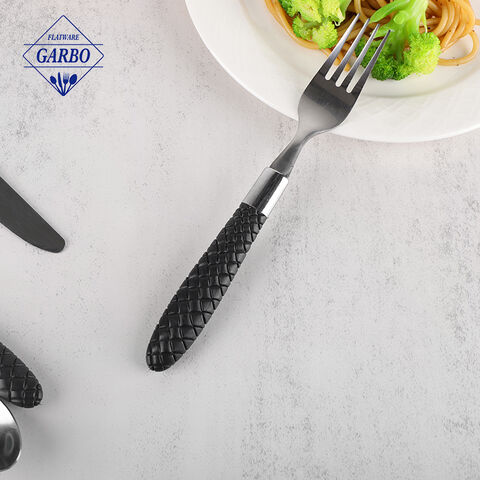 Prix ​​​​abordable 410 couteau fourchette cuillère en acier inoxydable ensemble de couverts avec manche en plastique de couleur noire