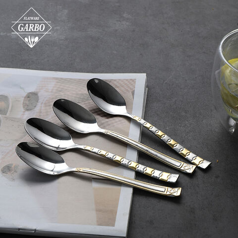Cucchiaio da tavola in acciaio inossidabile con elegante manico dorato, perfetto per le occasioni speciali