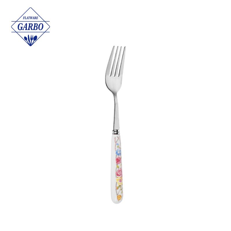 价格便宜的不锈钢餐叉，带优雅的白色陶瓷手柄