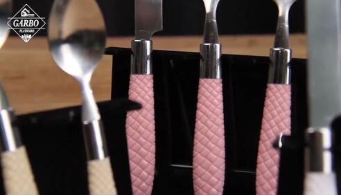 Prix ​​pas cher 410 ustensiles de cuisine en acier inoxydable couteau fourchette cuillère couverts avec poignée en plastique