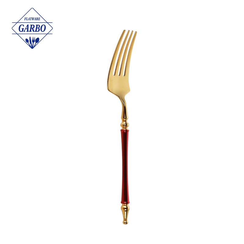 探索我们的不锈钢金色晚餐勺，带有醒目的红色漆手柄