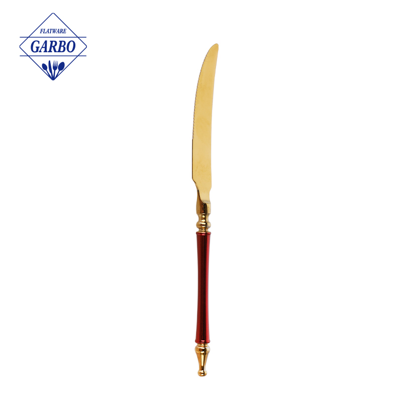Scopri il nostro cucchiaio da tavola dorato in acciaio inossidabile con un sorprendente manico dipinto di rosso